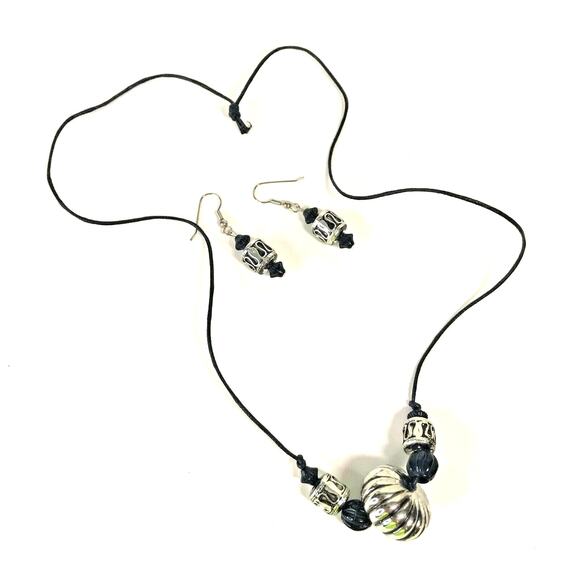 Vintage Necklace and Dangle Earrings Set Chunky Beaded Black and Silver-tone - Picture 4 of 4